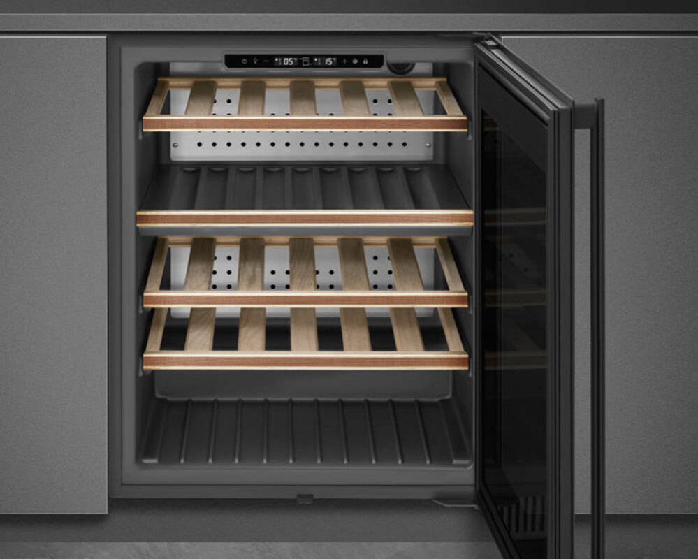 SMEG CVI638RN3 Холодильный шкаф для вина встраиваемый, 60 см, высота 82 см, петли справа, черное стекло.