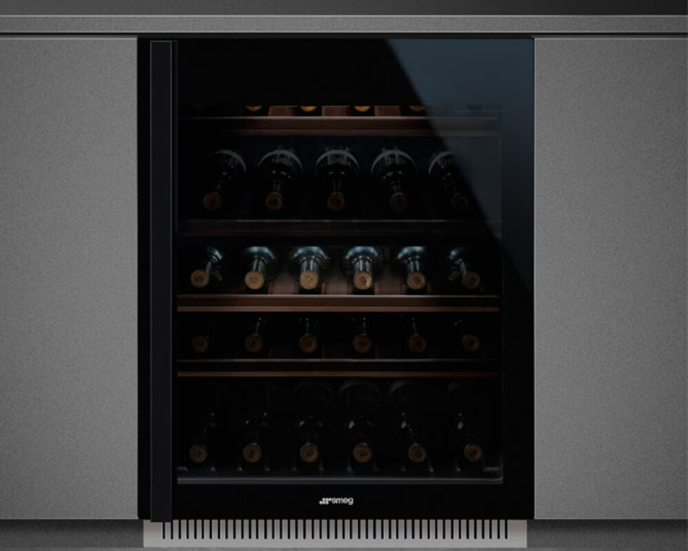 SMEG CVI638LN3 Холодильный шкаф для вина встраиваемый, 60 см, высота 82 см, петли слева, черное стекло.